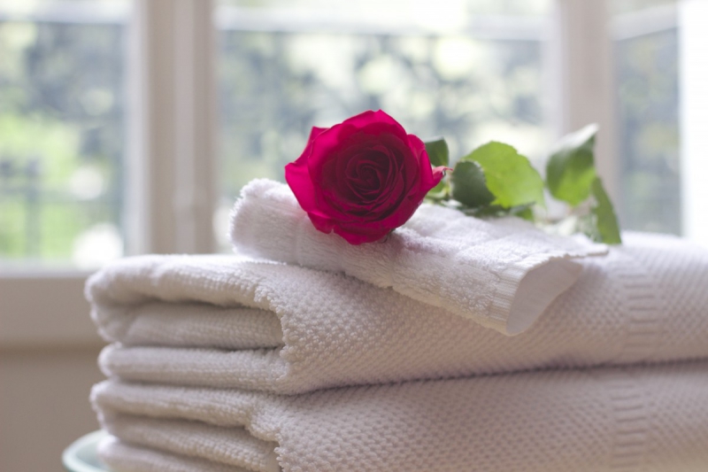 hotel-ST JEANNET-min_towel_rose_clean_care_salon_spa_white_bath-731641